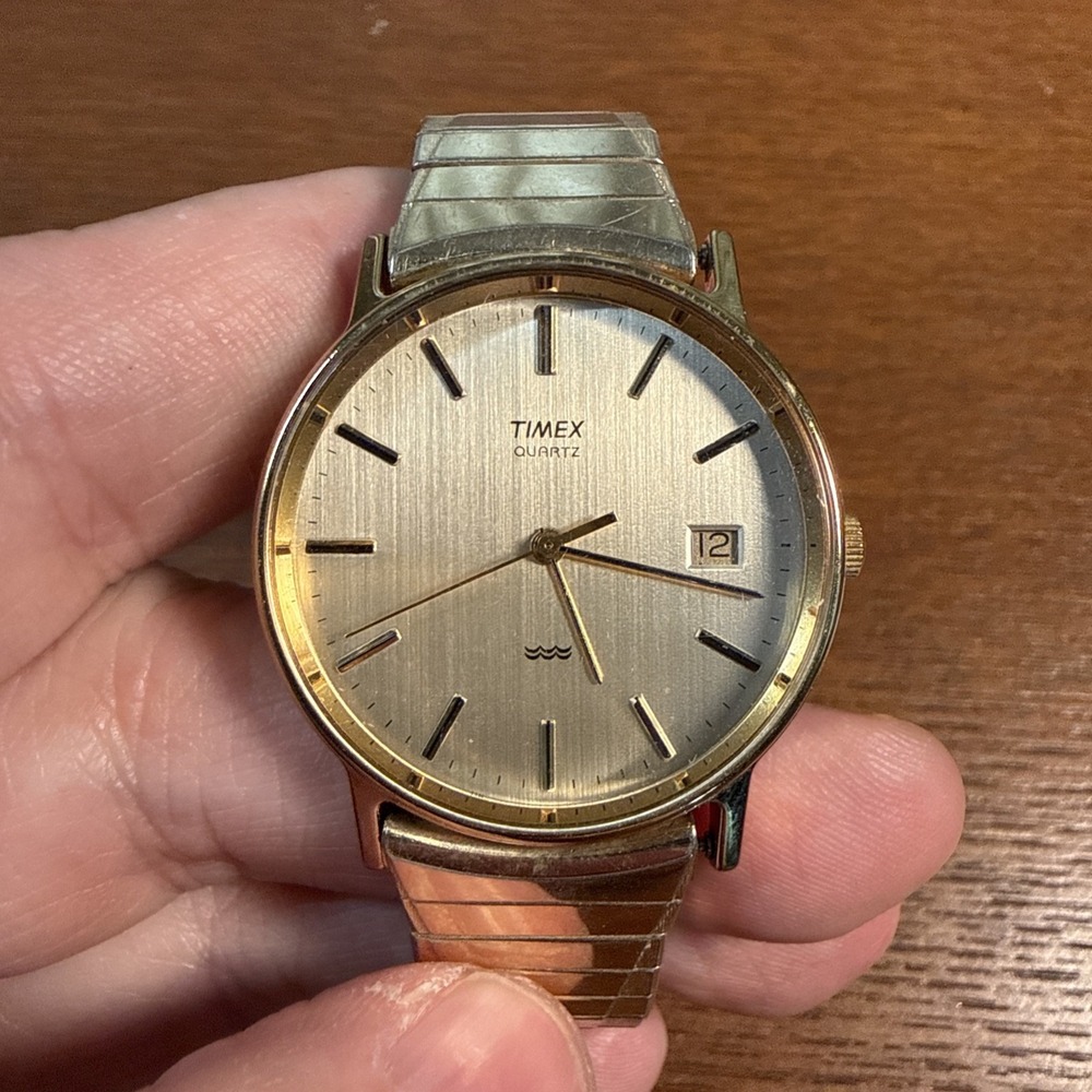 Vintage Timex Mens Watch 32mm Date Gold Tone Stretch Band New Battery Excellent